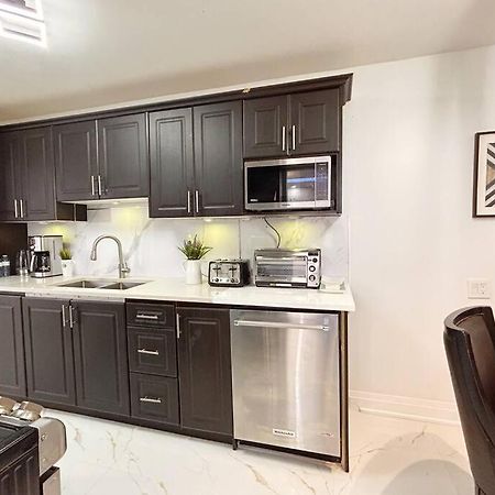 Super Luxury Family Home - 3 Bedrooms, 1 Full Bathroom And 1 Half Washroom With Free Parking, Wifi, Netflix Toronto Ngoại thất bức ảnh