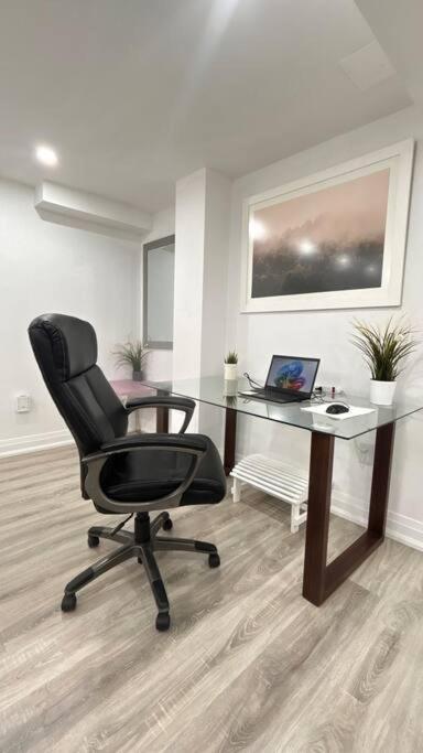 Super Luxury Family Home - 3 Bedrooms, 1 Full Bathroom And 1 Half Washroom With Free Parking, Wifi, Netflix Toronto Ngoại thất bức ảnh