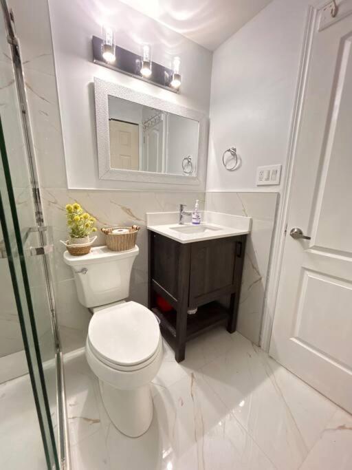 Super Luxury Family Home - 3 Bedrooms, 1 Full Bathroom And 1 Half Washroom With Free Parking, Wifi, Netflix Toronto Ngoại thất bức ảnh