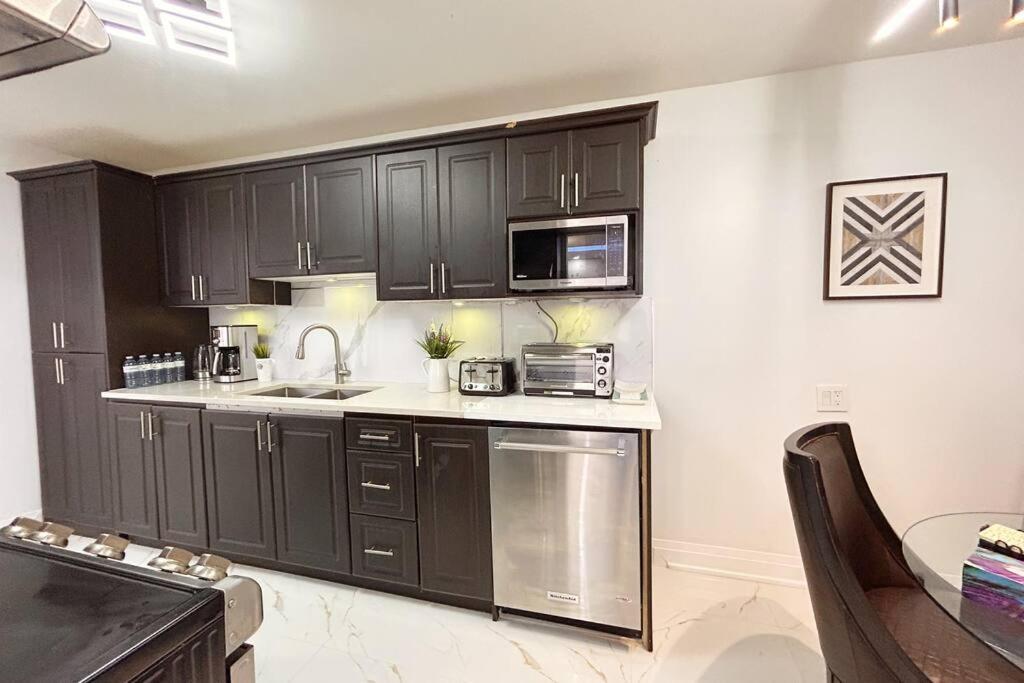 Super Luxury Family Home - 3 Bedrooms, 1 Full Bathroom And 1 Half Washroom With Free Parking, Wifi, Netflix Toronto Ngoại thất bức ảnh