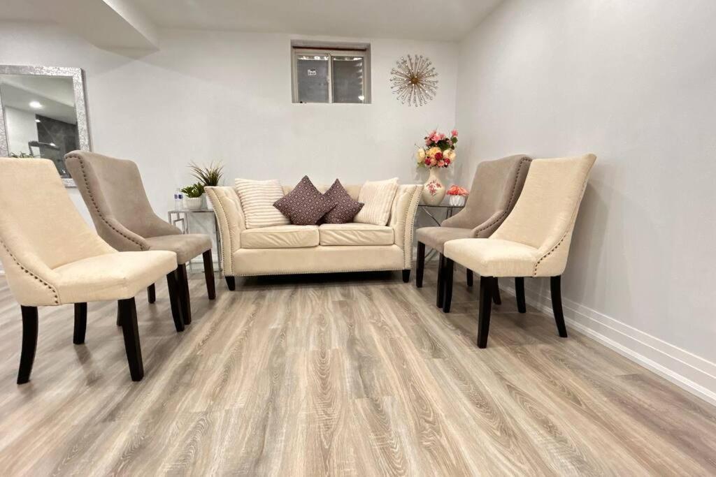 Super Luxury Family Home - 3 Bedrooms, 1 Full Bathroom And 1 Half Washroom With Free Parking, Wifi, Netflix Toronto Ngoại thất bức ảnh