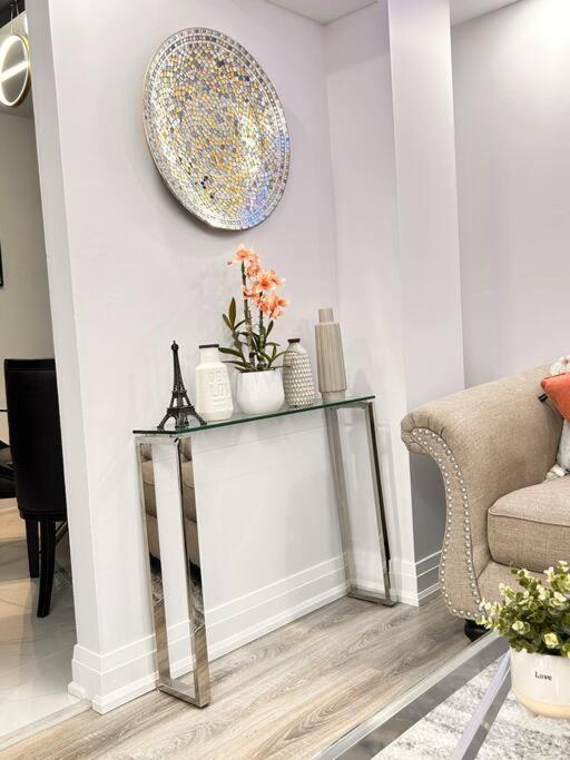 Super Luxury Family Home - 3 Bedrooms, 1 Full Bathroom And 1 Half Washroom With Free Parking, Wifi, Netflix Toronto Ngoại thất bức ảnh