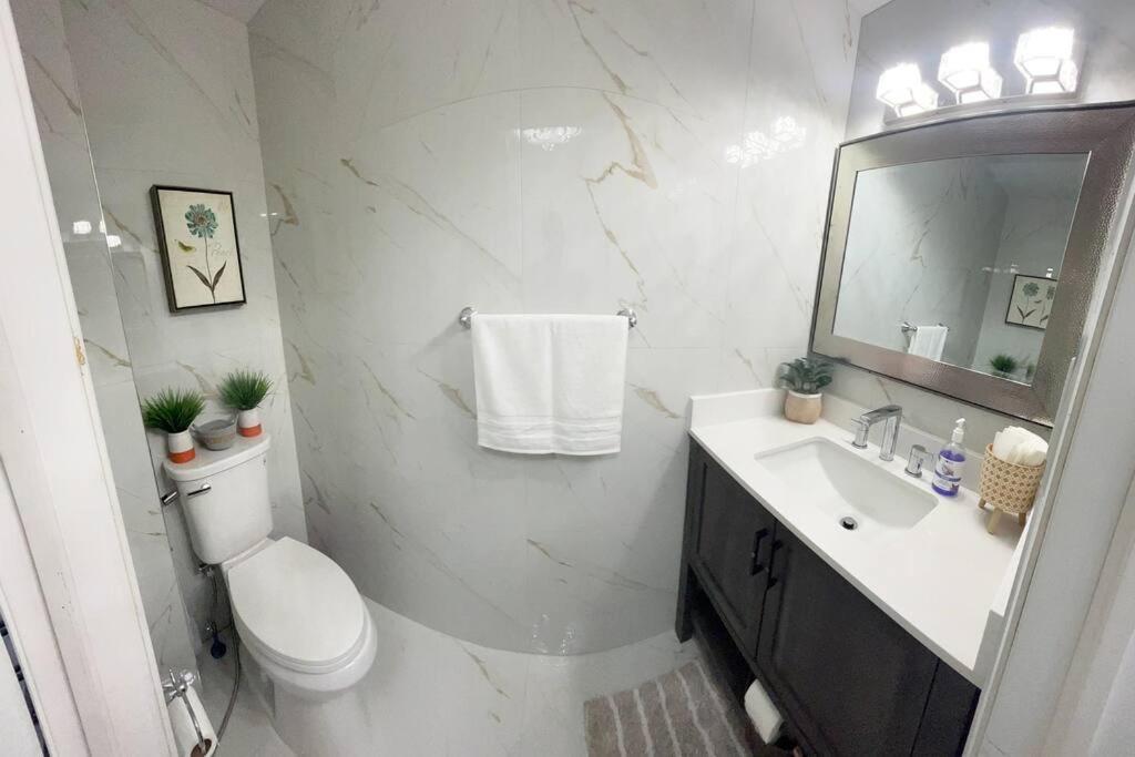 Super Luxury Family Home - 3 Bedrooms, 1 Full Bathroom And 1 Half Washroom With Free Parking, Wifi, Netflix Toronto Ngoại thất bức ảnh