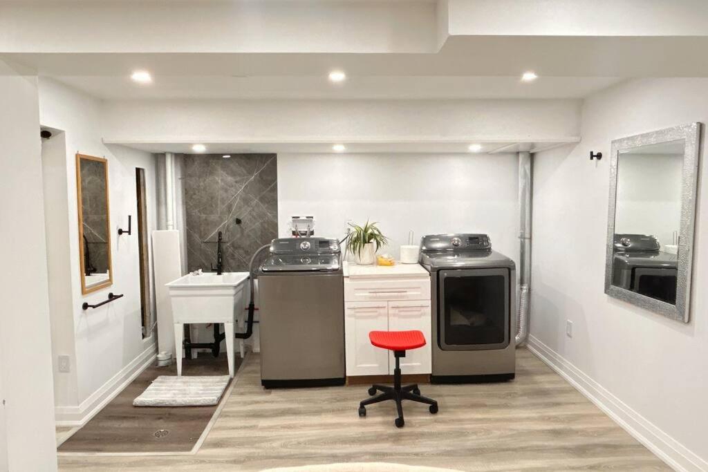 Super Luxury Family Home - 3 Bedrooms, 1 Full Bathroom And 1 Half Washroom With Free Parking, Wifi, Netflix Toronto Ngoại thất bức ảnh