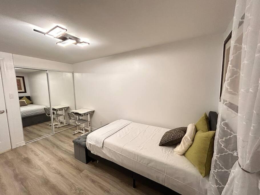 Super Luxury Family Home - 3 Bedrooms, 1 Full Bathroom And 1 Half Washroom With Free Parking, Wifi, Netflix Toronto Ngoại thất bức ảnh