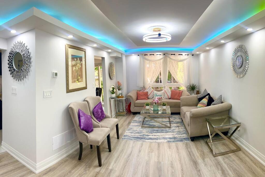 Super Luxury Family Home - 3 Bedrooms, 1 Full Bathroom And 1 Half Washroom With Free Parking, Wifi, Netflix Toronto Ngoại thất bức ảnh