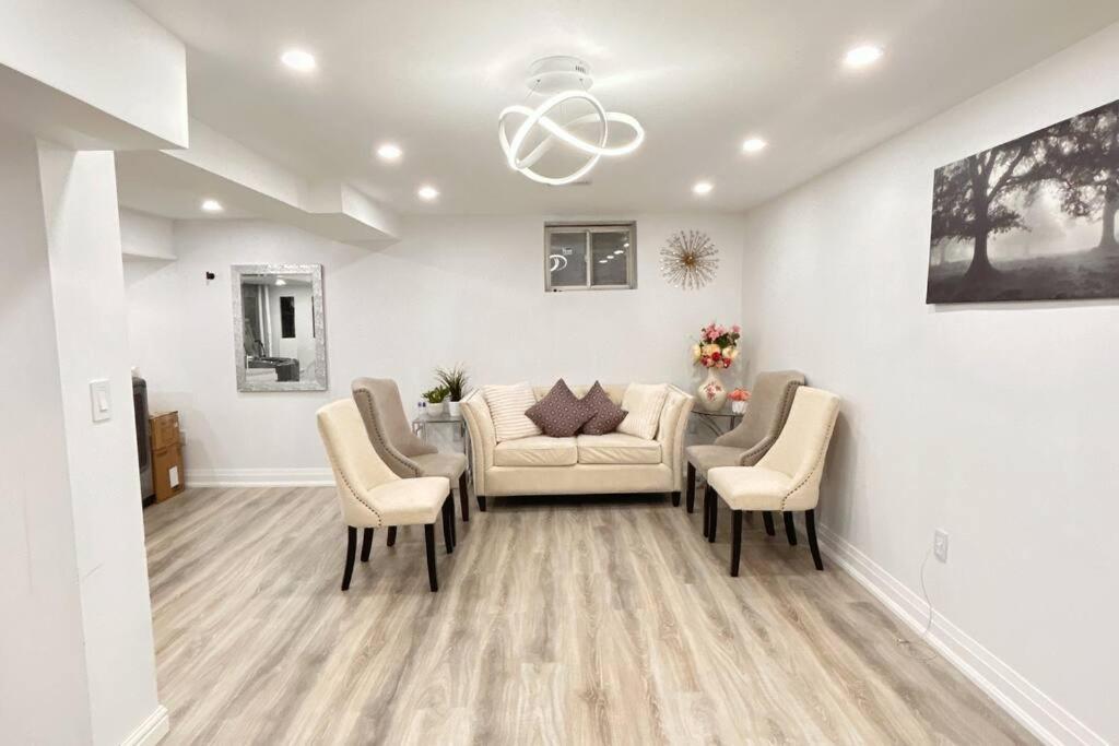 Super Luxury Family Home - 3 Bedrooms, 1 Full Bathroom And 1 Half Washroom With Free Parking, Wifi, Netflix Toronto Ngoại thất bức ảnh
