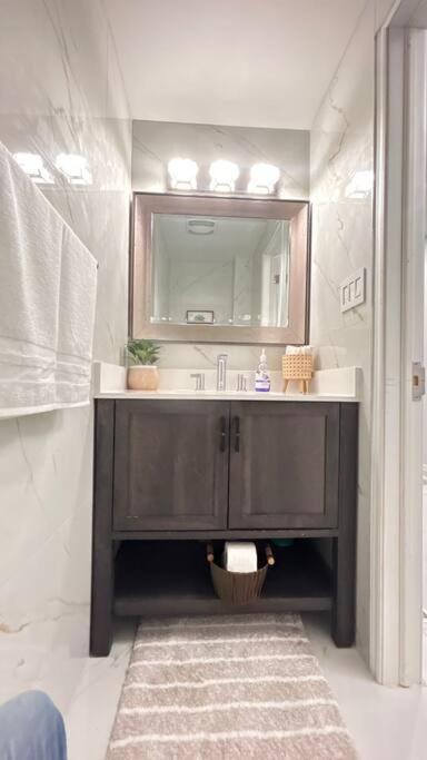 Super Luxury Family Home - 3 Bedrooms, 1 Full Bathroom And 1 Half Washroom With Free Parking, Wifi, Netflix Toronto Ngoại thất bức ảnh