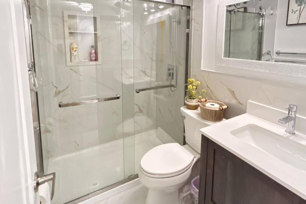 Super Luxury Family Home - 3 Bedrooms, 1 Full Bathroom And 1 Half Washroom With Free Parking, Wifi, Netflix Toronto Ngoại thất bức ảnh