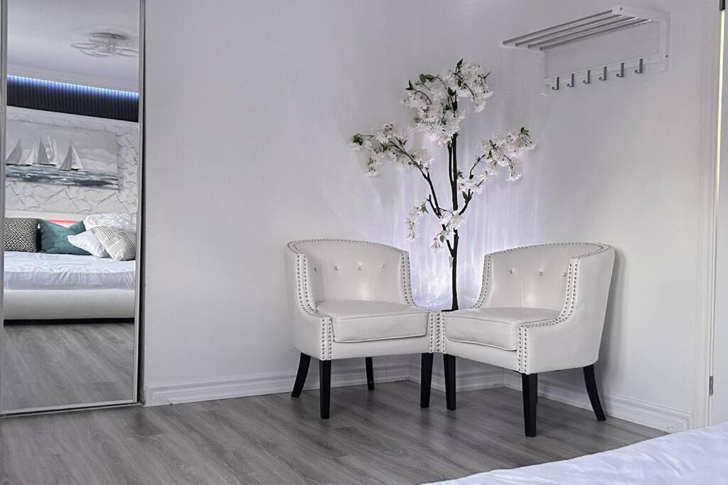 Super Luxury Family Home - 3 Bedrooms, 1 Full Bathroom And 1 Half Washroom With Free Parking, Wifi, Netflix Toronto Ngoại thất bức ảnh