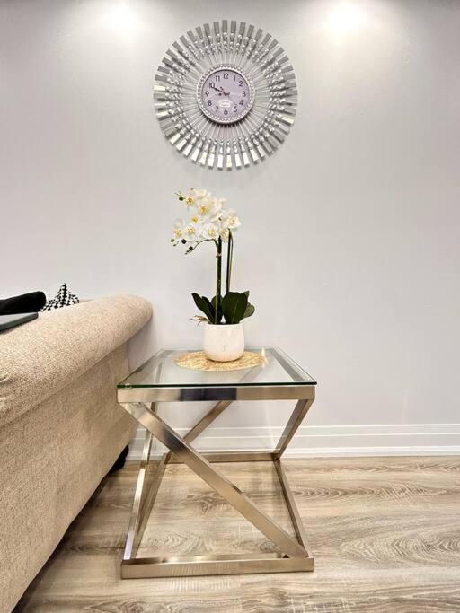 Super Luxury Family Home - 3 Bedrooms, 1 Full Bathroom And 1 Half Washroom With Free Parking, Wifi, Netflix Toronto Ngoại thất bức ảnh