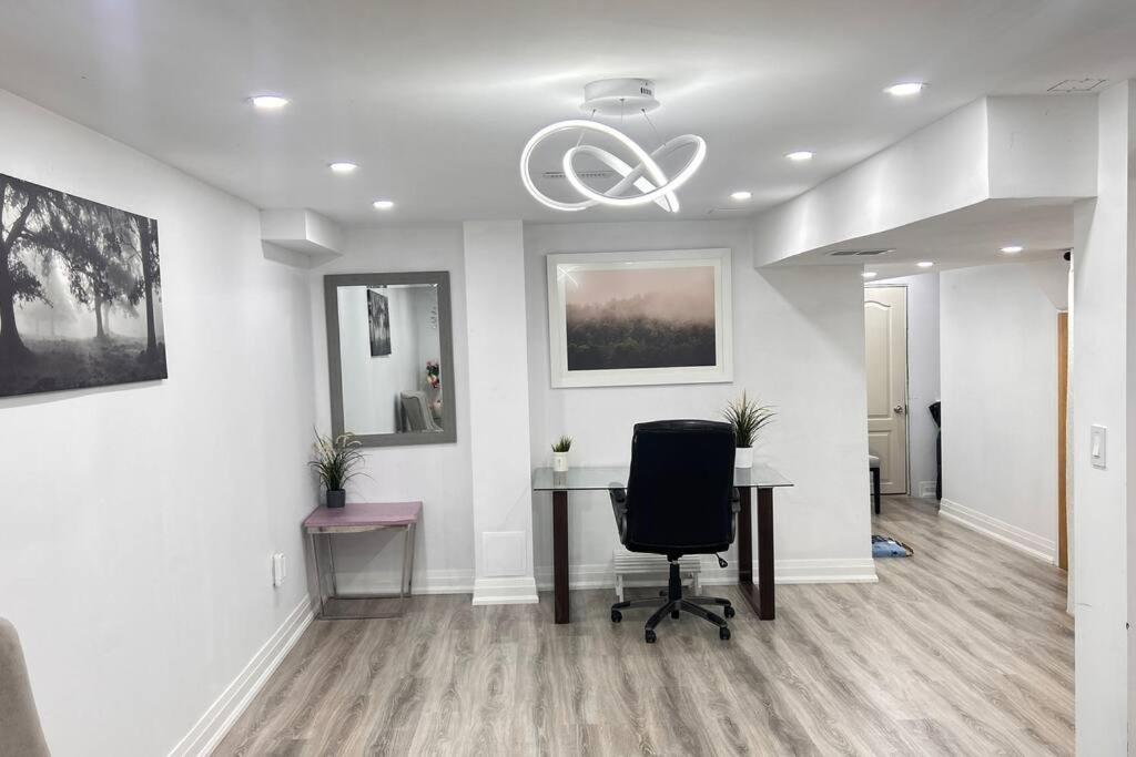 Super Luxury Family Home - 3 Bedrooms, 1 Full Bathroom And 1 Half Washroom With Free Parking, Wifi, Netflix Toronto Ngoại thất bức ảnh
