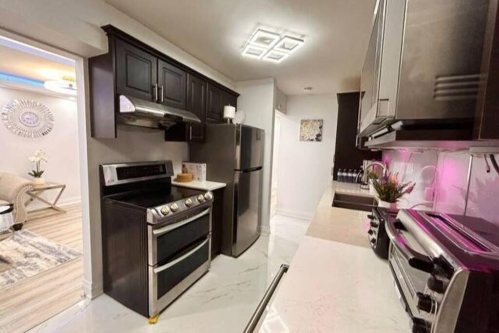 Super Luxury Family Home - 3 Bedrooms, 1 Full Bathroom And 1 Half Washroom With Free Parking, Wifi, Netflix Toronto Ngoại thất bức ảnh
