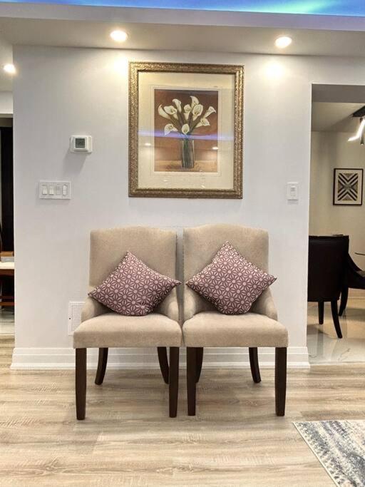Super Luxury Family Home - 3 Bedrooms, 1 Full Bathroom And 1 Half Washroom With Free Parking, Wifi, Netflix Toronto Ngoại thất bức ảnh
