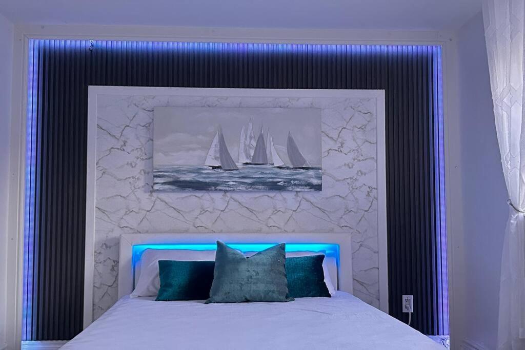 Super Luxury Family Home - 3 Bedrooms, 1 Full Bathroom And 1 Half Washroom With Free Parking, Wifi, Netflix Toronto Ngoại thất bức ảnh