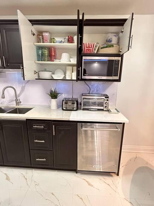 Super Luxury Family Home - 3 Bedrooms, 1 Full Bathroom And 1 Half Washroom With Free Parking, Wifi, Netflix Toronto Ngoại thất bức ảnh
