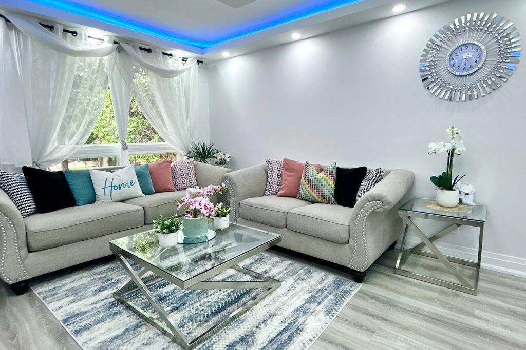 Super Luxury Family Home - 3 Bedrooms, 1 Full Bathroom And 1 Half Washroom With Free Parking, Wifi, Netflix Toronto Ngoại thất bức ảnh